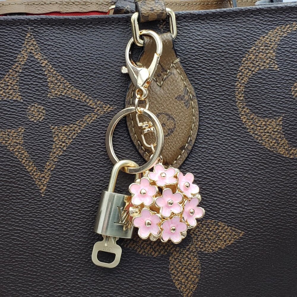 LV Authentic Gold Lock & Key 🔑 Luxury Bag Charm w/ Unbranded Flower Keychain - Picture 10 of 11